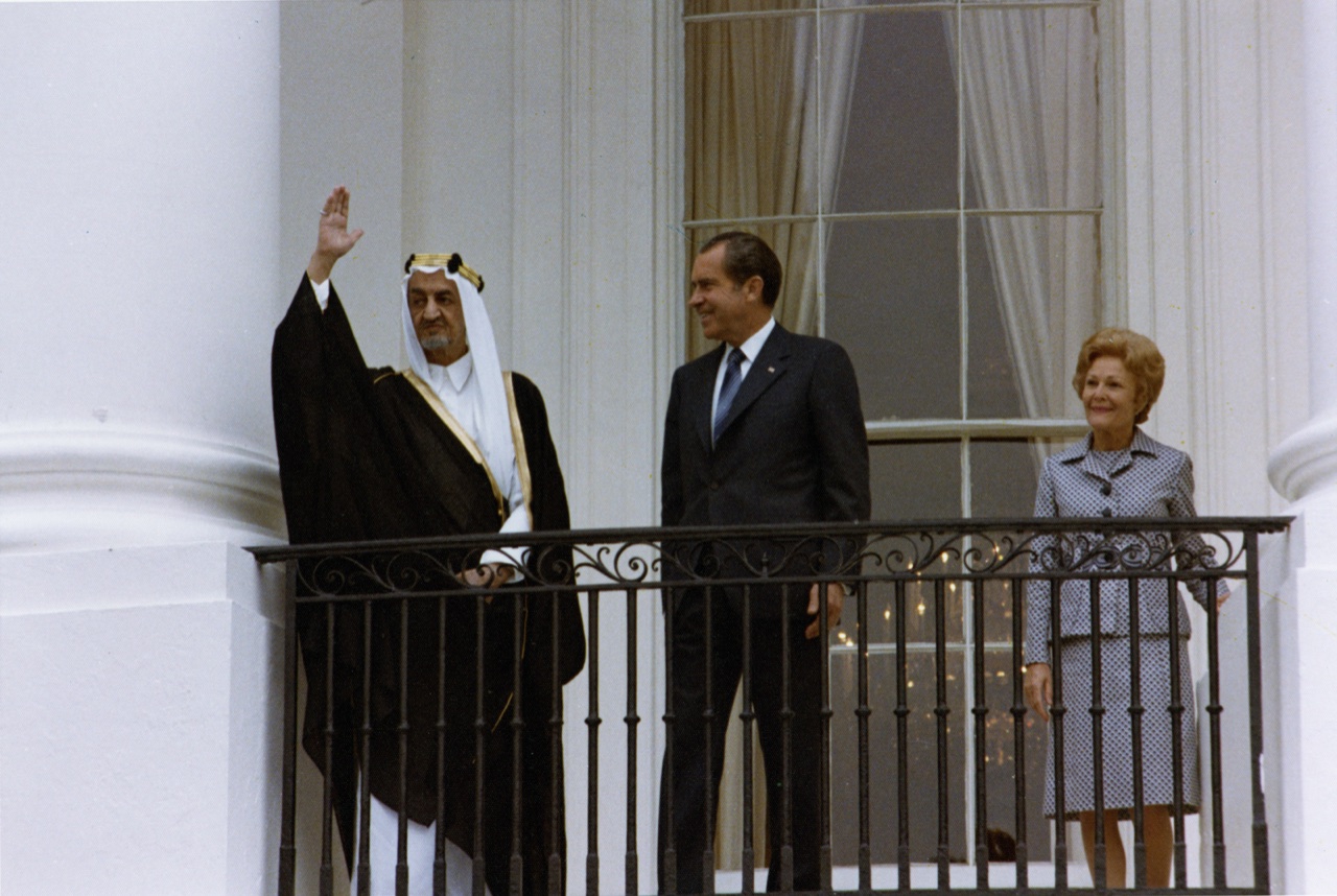 Le pétrodollar expliqué simplement : comment un accord de 1974 a donné au dollar son pouvoir mondial pendant 50 ans